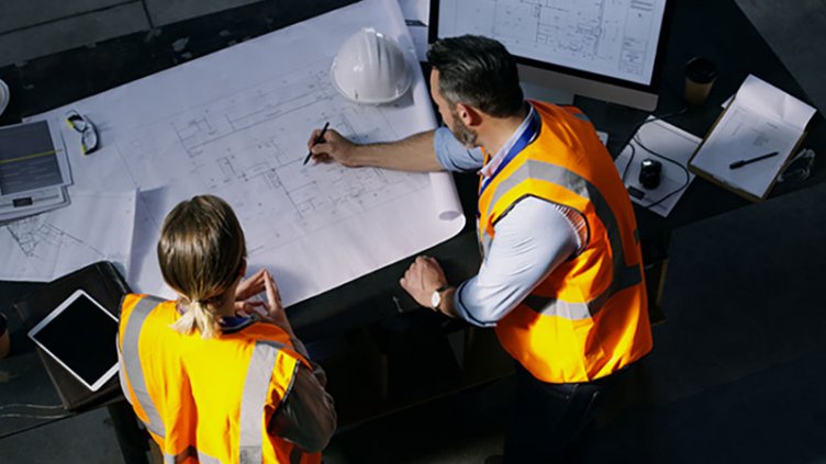 Two architecture discussing and maintaining the project over chart paper