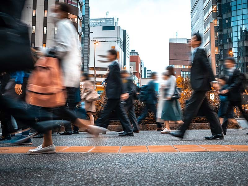 オフィスへ出社するワーカーたち