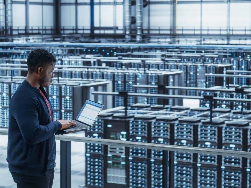 データセンターで稼働する膨大なサーバーを管理する男性
