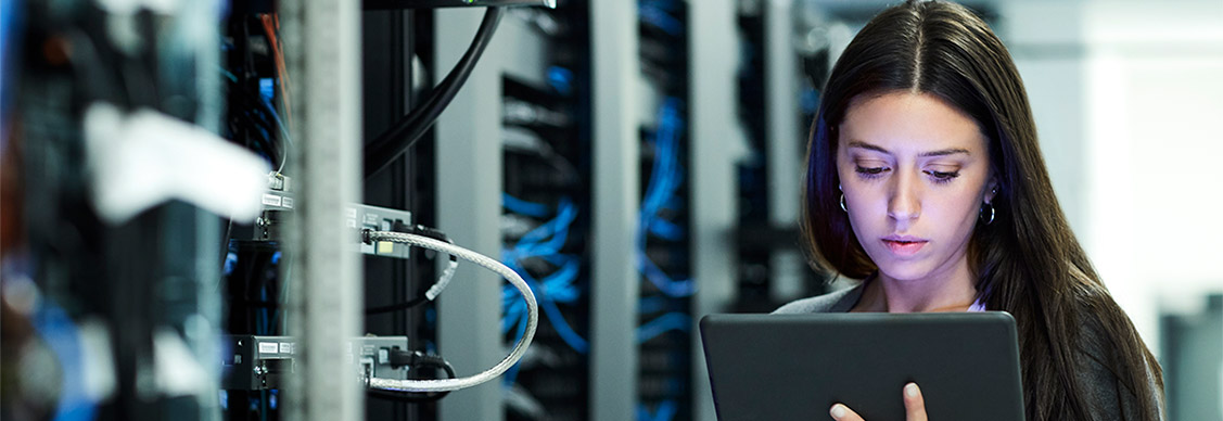 データセンター内のシステムを管理する女性(画像はイメージ)