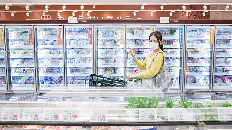 スーパーマーケットで買い物する女性