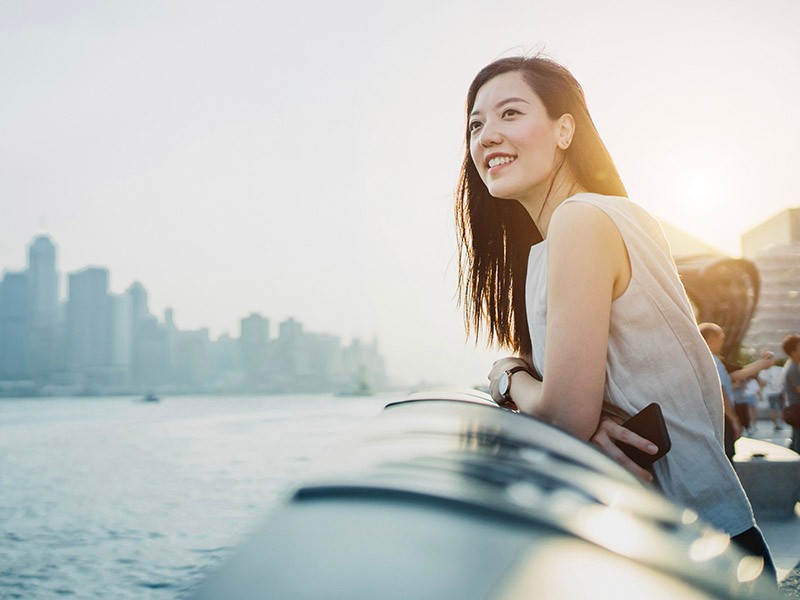 海外旅行を楽しむ女性