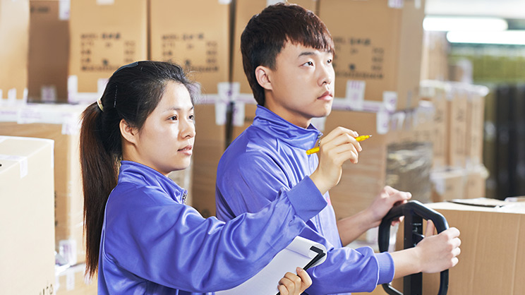 中国の物流施設で働くスタッフ（画像はイメージ）