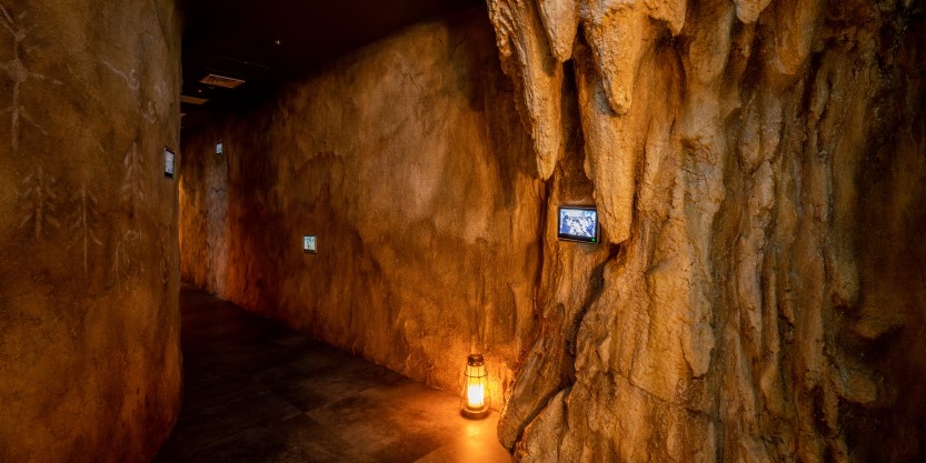 テーマパークのような「洞窟」を想起させるオフィスエントランス