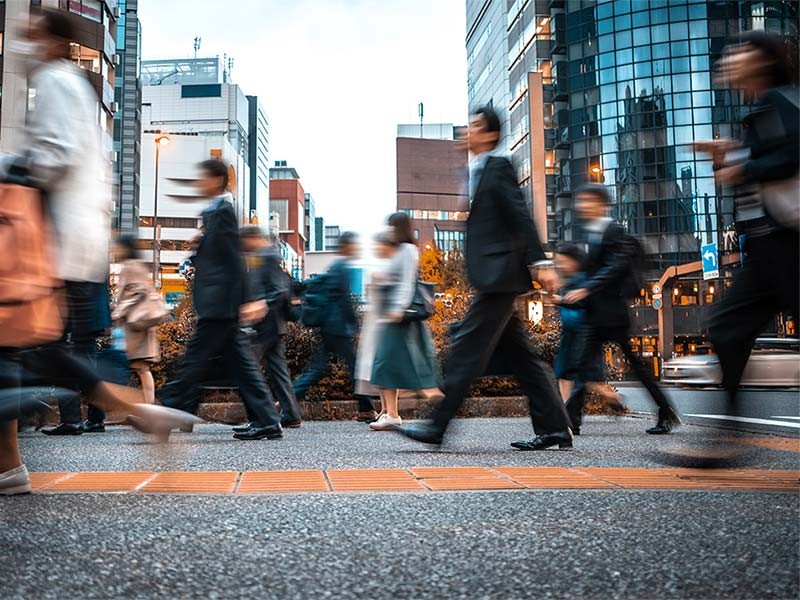 街を歩く人々