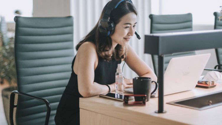 オンライン上の仮想オフィスでコミュニケーションを取る女性ワーカー