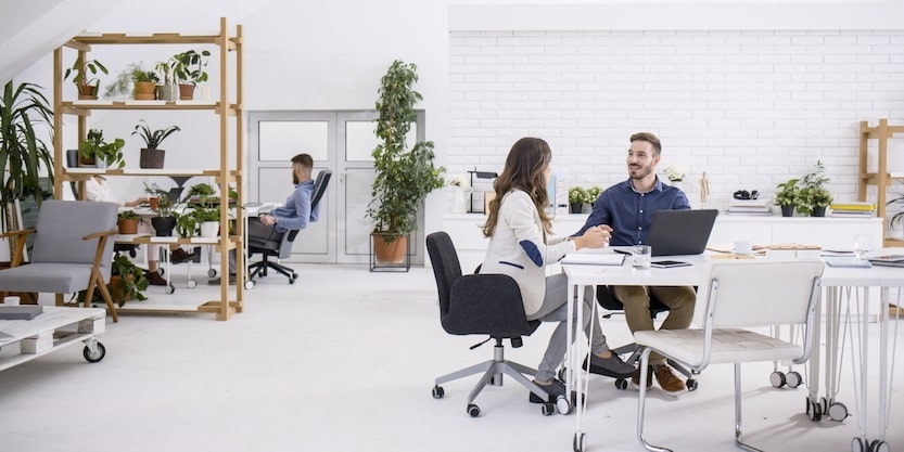 ワークプレイス戦略に沿ったオフィスで快適に過ごす従業員の様子(画像はイメージ)