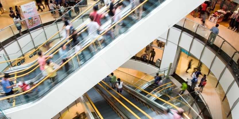 大勢の買い物客でにぎわう商業施設(画像はイメージ)
