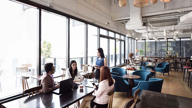 クライアント企業が働きやすい職場環境を築けるよう戦略を練るオフィス移転コンサルタントの様子