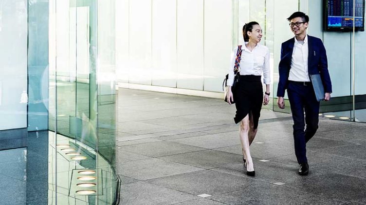 オフィスに出社する従業員
