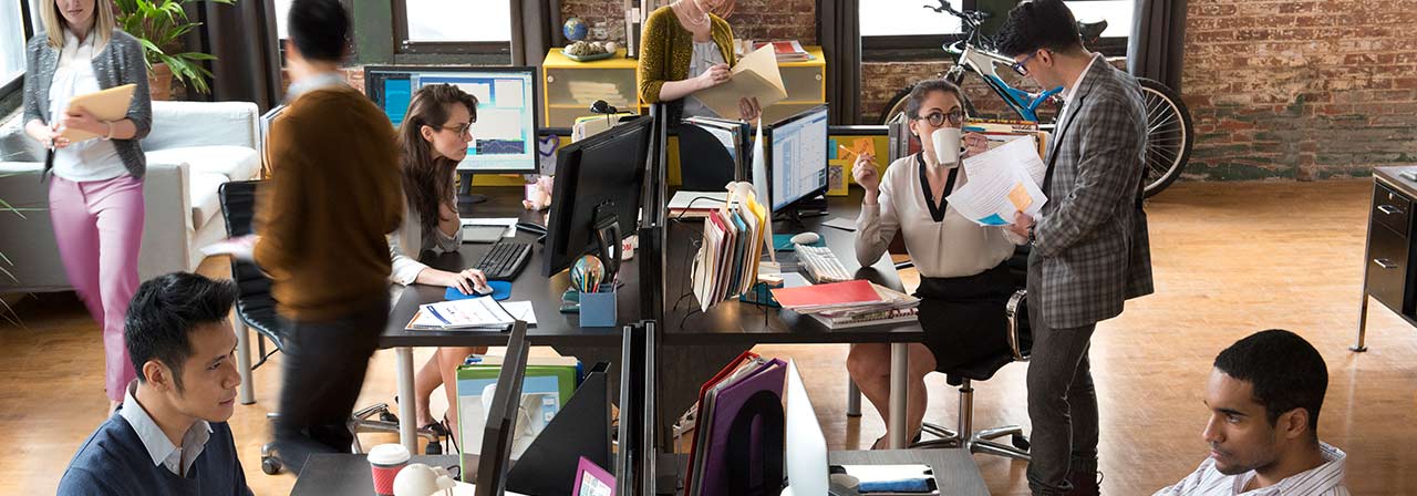 職場環境が改善されたオフィスで働く人々(画像はイメージ)
