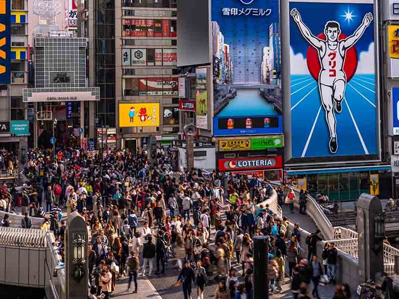 多くの人出で賑わう大阪ミナミ