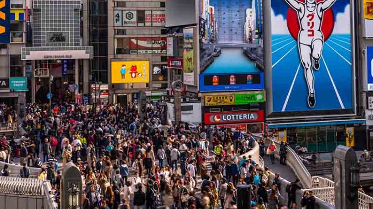 多くの人出で賑わう大阪ミナミ