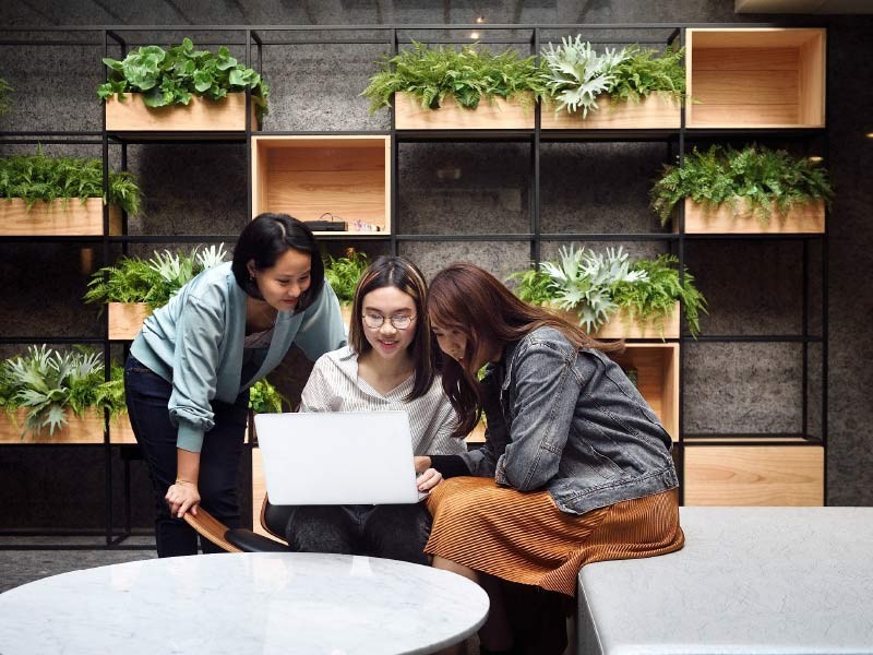 three girls discussing with laptop