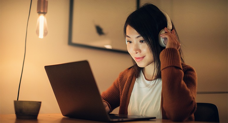 リモートワークする女性ワーカーのイメージ